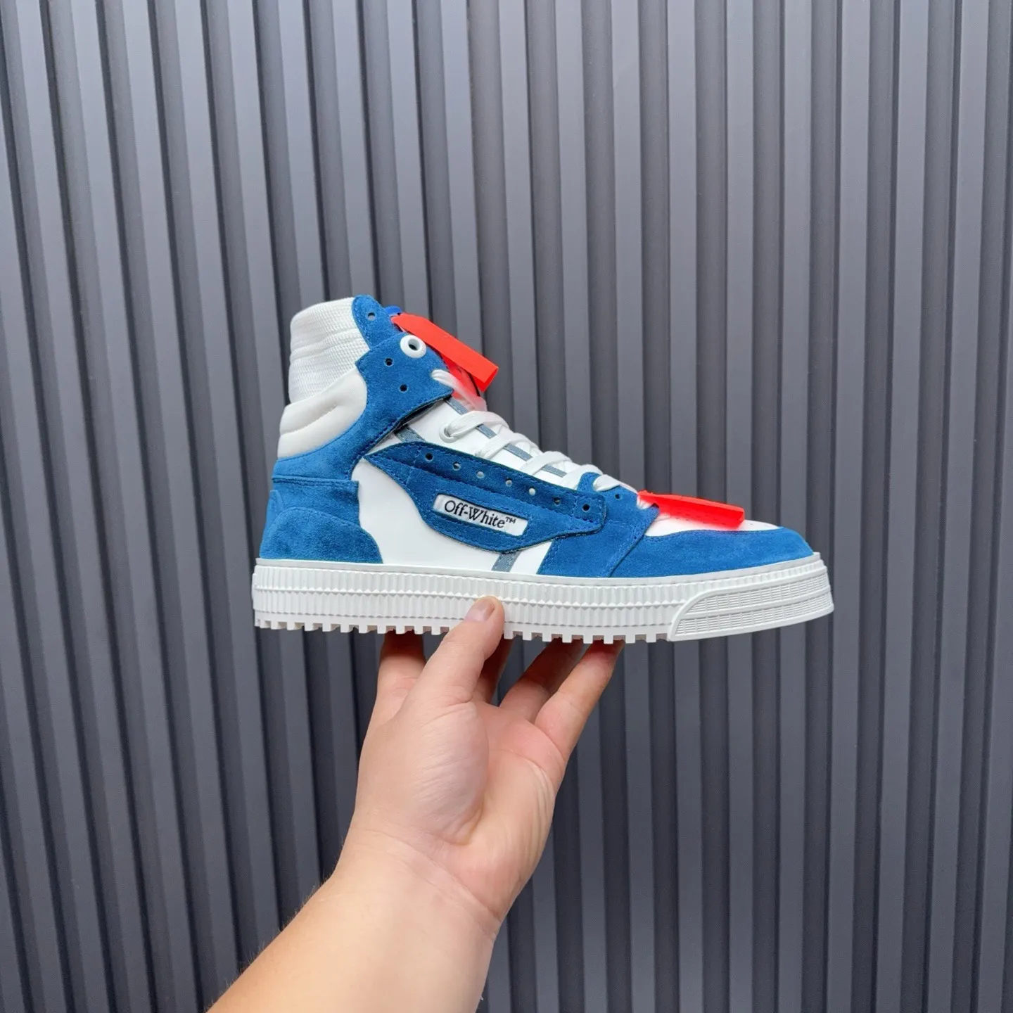 Men's shoes💰740 OFF WHITE ⚡️Couple style⚡️The latest spring style street casual shoes, released with the highest quality version on the market👊Series original mold opening, original lasting, production technology 1:1 original version➰🔜The best choice for more and more celebrities and Internet celebrities🔸In the classics Changes in the code🔸Innovate in the trend🔸Strive to break away from the shackles of bad street design🔝Although he is not the originator of fashion design, he is definitely a shining dark horse in avant-garde design🐴🆙Do not follow the trend🔅Not universal beauty🔅 Fabric💯First-layer cowhide Lining💯Imported skin-friendly and environmentally friendly polyester mesh Foot pads💯Original molded high-elastic environmentally friendly molding pads Midsole💯Made with original last-last technology Outsole💯Rubber outsole Packaging💯Official website synchronizes full set of packaging (brand wrapping paper, brand certificate, brand cloth bag) Code numbers 35-44, 45 46 Customized